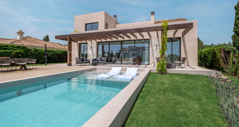 Moderne Villa im ruhigen mediterranen Stil mit Meerblick in Paraiso Alto, Benahavis