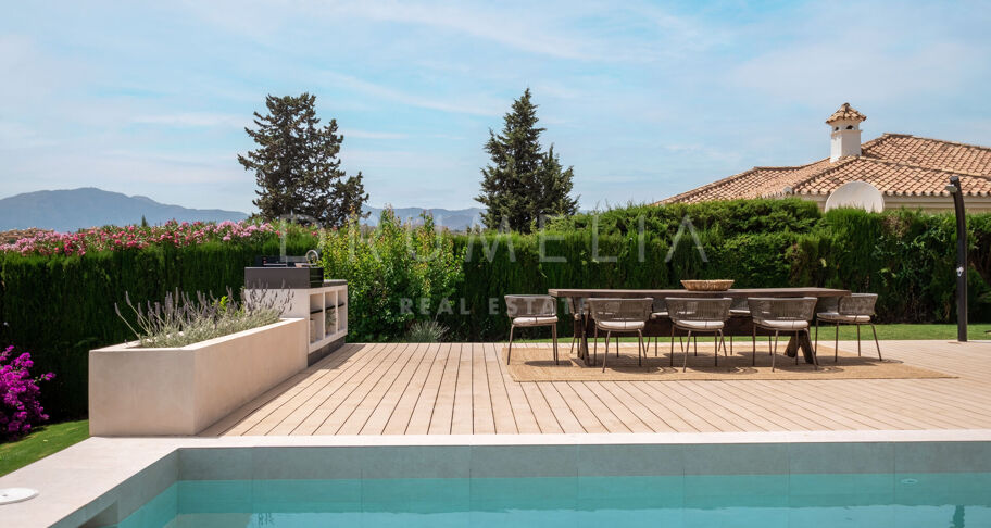 Moderne Villa im ruhigen mediterranen Stil mit Meerblick in Paraiso Alto, Benahavis