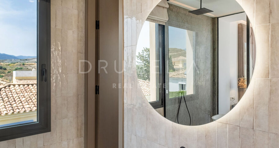 Moderne Villa im ruhigen mediterranen Stil mit Meerblick in Paraiso Alto, Benahavis