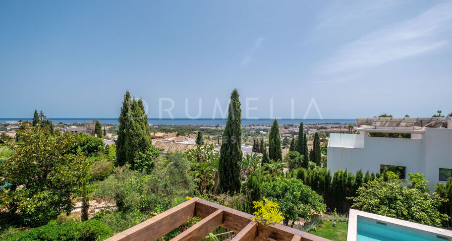 Moderne Villa im ruhigen mediterranen Stil mit Meerblick in Paraiso Alto, Benahavis