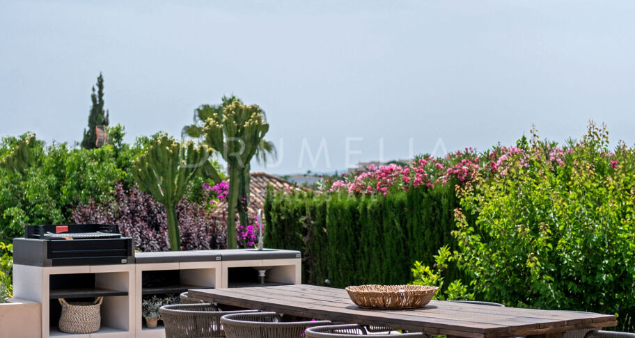 Moderne Villa im ruhigen mediterranen Stil mit Meerblick in Paraiso Alto, Benahavis