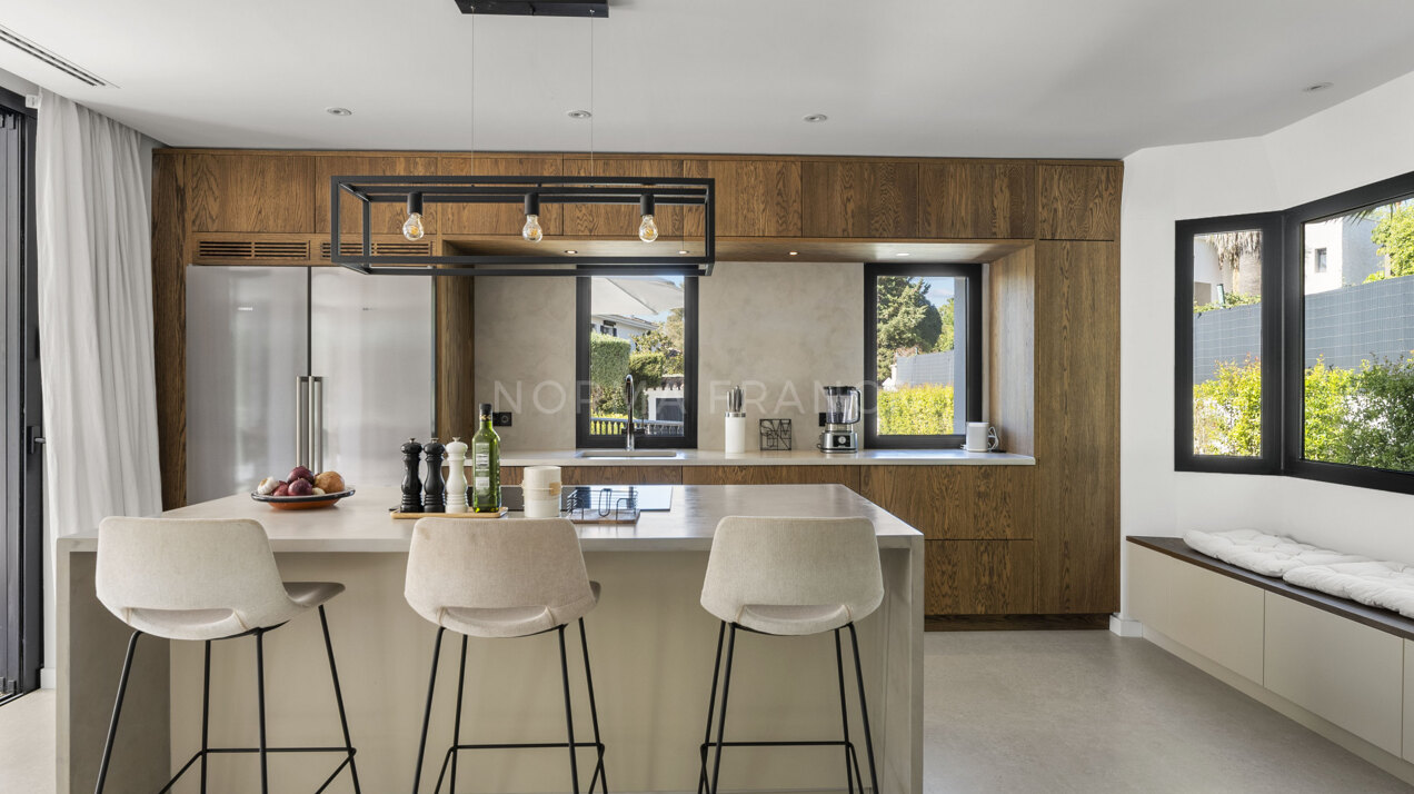 Villa Cisne - Elegant Newly Renovated Villa in Prime Nueva Andalucía