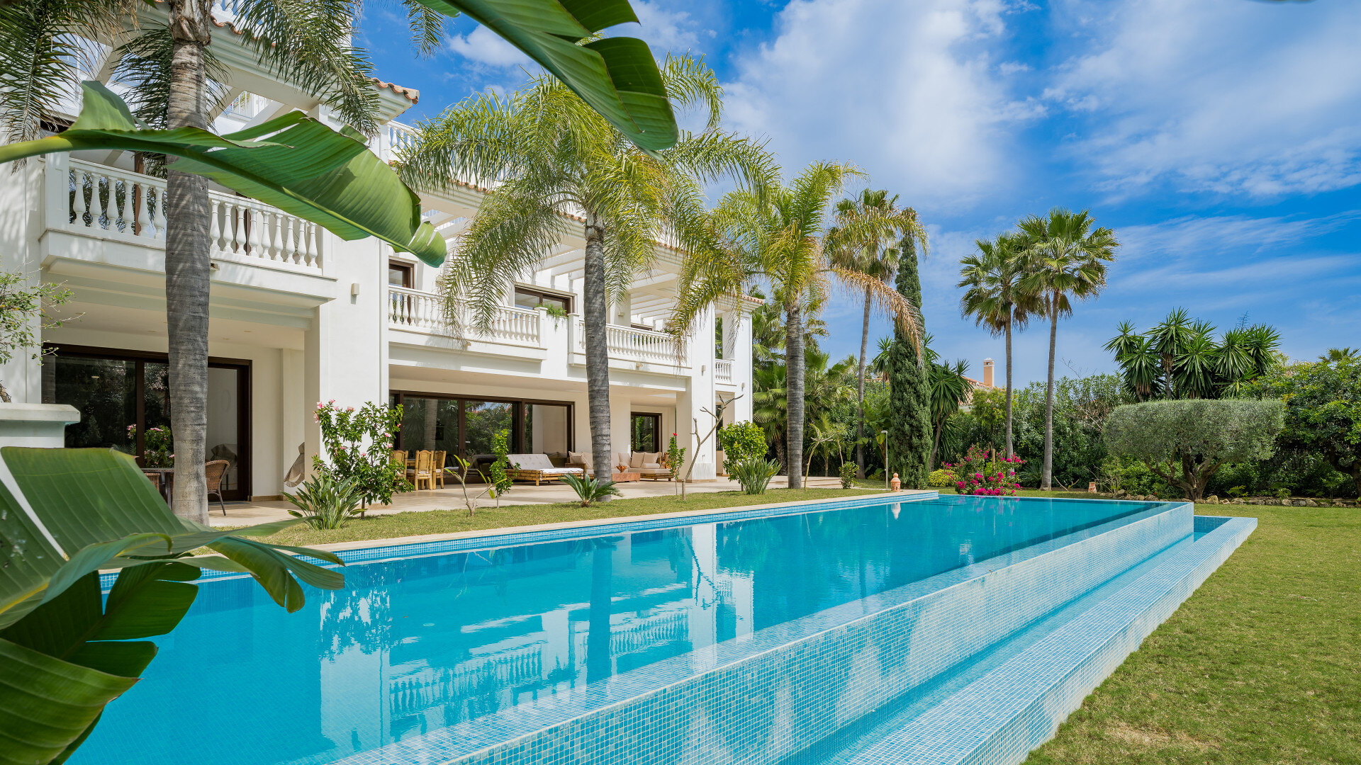 Elegant luxury villa by the sea in the sought-after area of Casasola, next to Guadalmina Baja