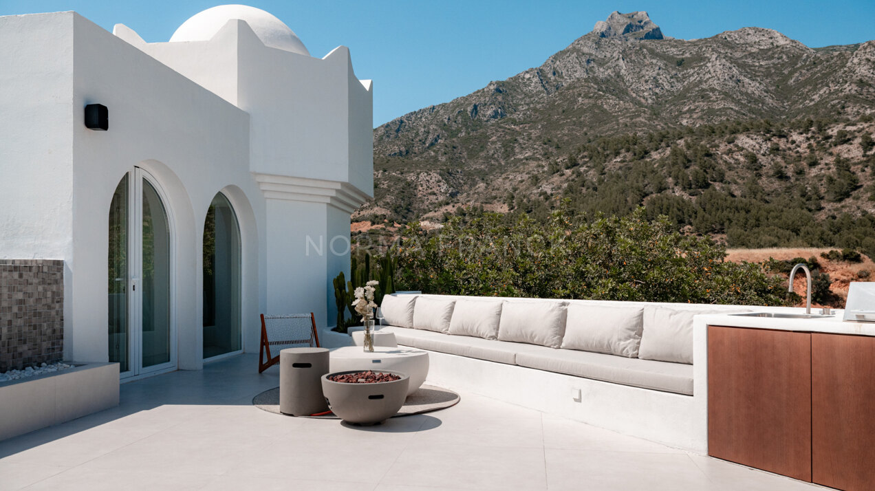 Oia Penthouse - Duplex penthouse with private pool, sea views, and prime Golden Mile location