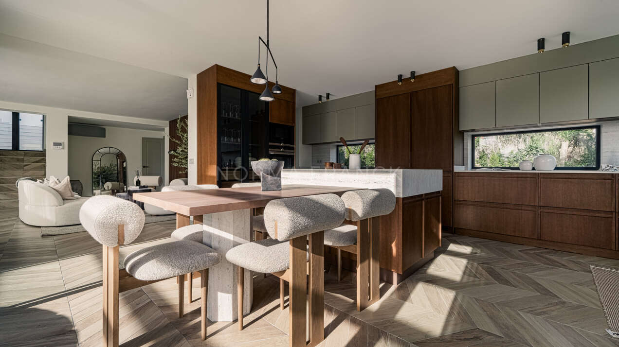 Villa Tira - Stunning renovated villa nestled in a prestigious gated community in the heart of Nueva Andalucía