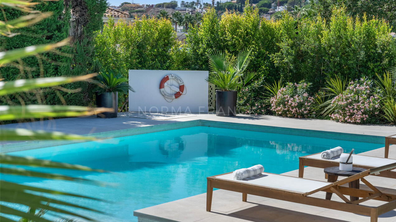 Villa Vera - 5-Bedroom Villa in Nueva Andalucía with Golf Views and Family-Friendly Design