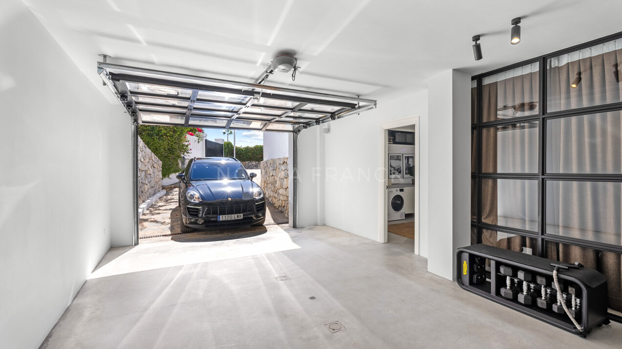 Villa Vera - 5-Bedroom Villa in Nueva Andalucía with Golf Views and Family-Friendly Design