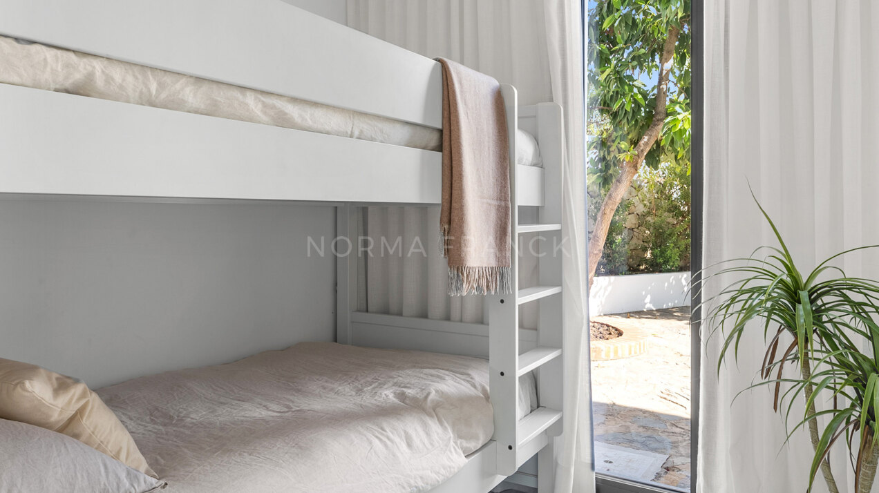 Villa Vera - 5-Bedroom Villa in Nueva Andalucía with Golf Views and Family-Friendly Design