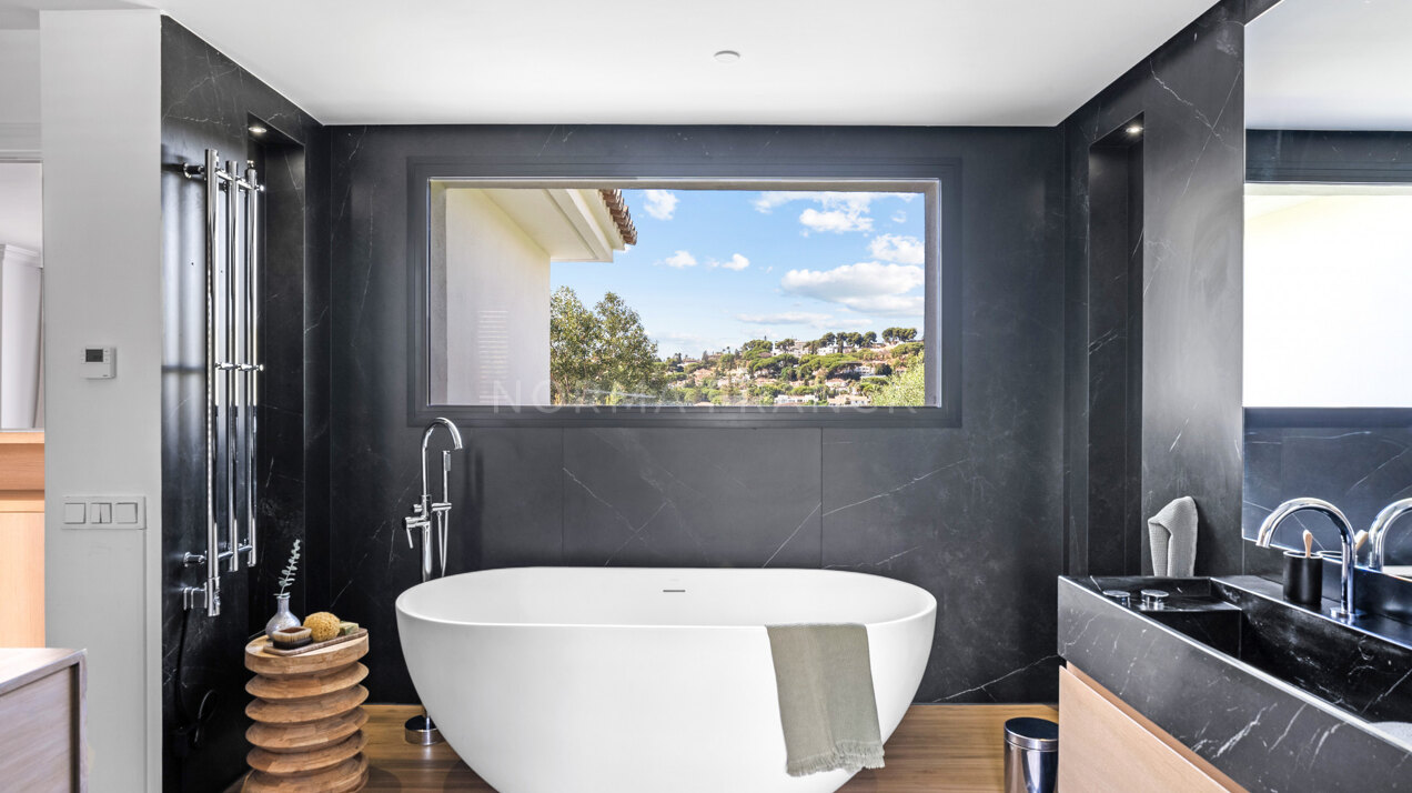 Villa Vera - 5-Bedroom Villa in Nueva Andalucía with Golf Views and Family-Friendly Design