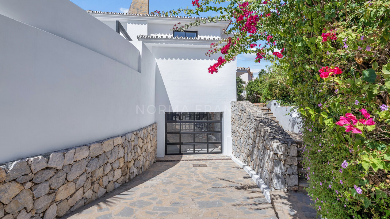 Villa Vera - 5-Bedroom Villa in Nueva Andalucía with Golf Views and Family-Friendly Design