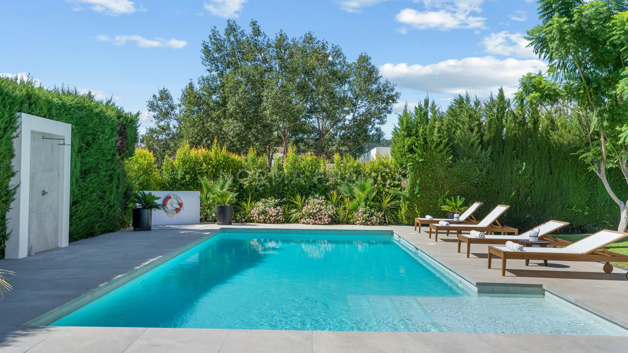 Villa Vera - 5-Bedroom Villa in Nueva Andalucía with Golf Views and Family-Friendly Design