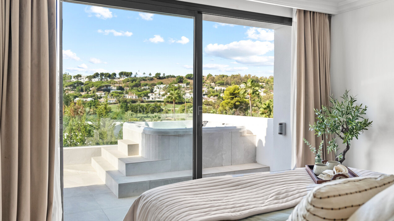 Villa Vera - 5-Bedroom Villa in Nueva Andalucía with Golf Views and Family-Friendly Design