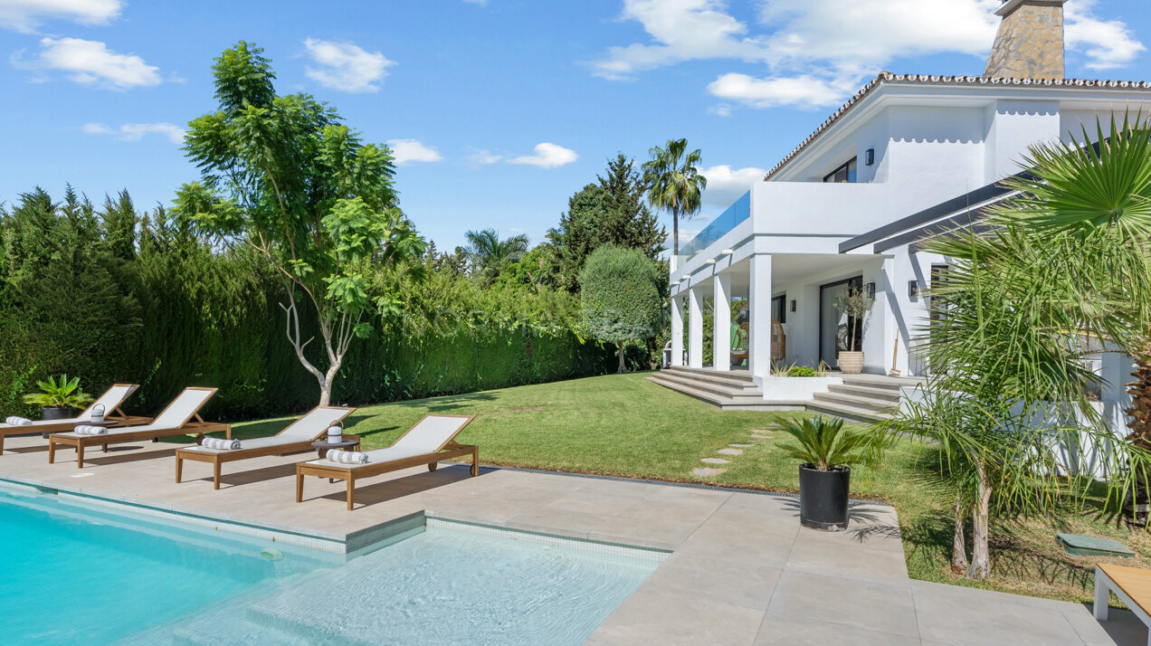 Villa Vera - 5-Bedroom Villa in Nueva Andalucía with Golf Views and Family-Friendly Design