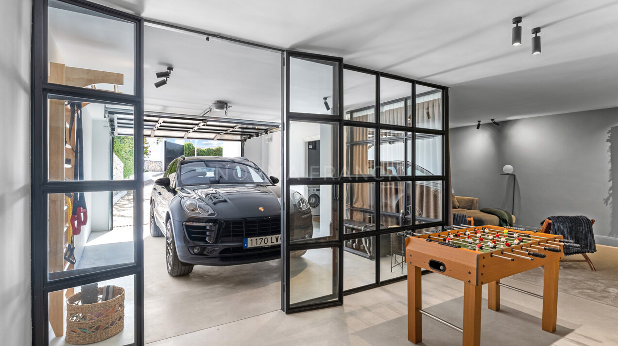 Villa Vera - 5-Bedroom Villa in Nueva Andalucía with Golf Views and Family-Friendly Design