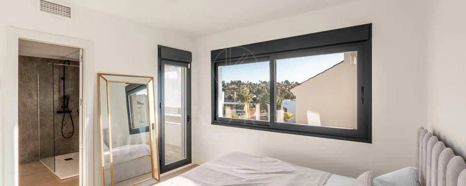 Wonderful three-bedroom townhouse located in the gated community of Agra Residencial, Estepona