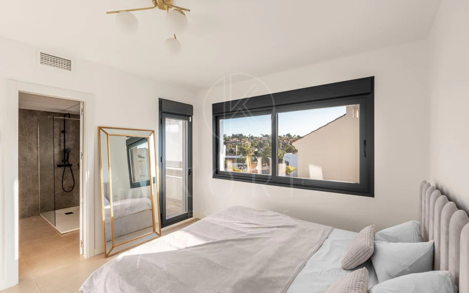 Wonderful three-bedroom townhouse located in the gated community of Agra Residencial, Estepona