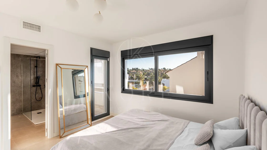 Wonderful three-bedroom townhouse located in the gated community of Agra Residencial, Estepona