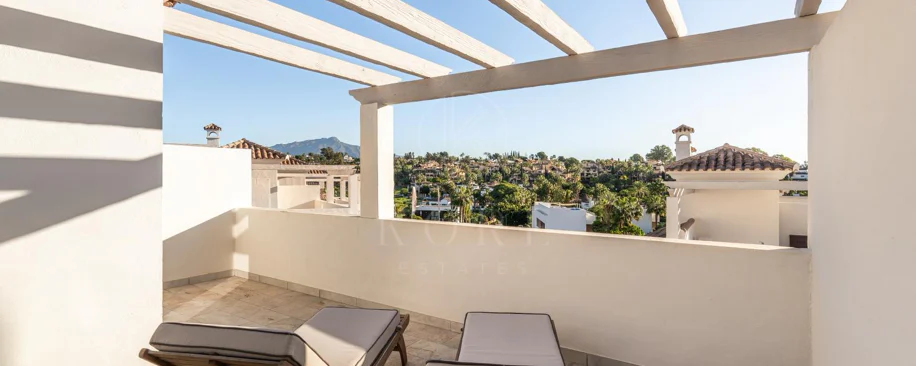 Wonderful three-bedroom townhouse located in the gated community of Agra Residencial, Estepona