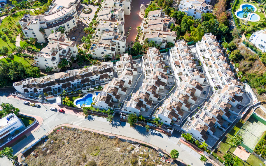 Wonderful three-bedroom townhouse located in the gated community of Agra Residencial, Estepona