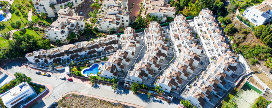 Wonderful three-bedroom townhouse located in the gated community of Agra Residencial, Estepona