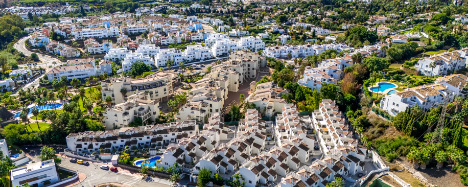 Wonderful three-bedroom townhouse located in the gated community of Agra Residencial, Estepona
