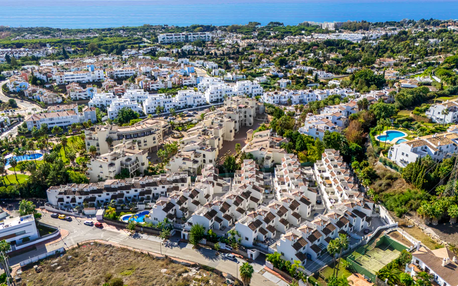 Wonderful three-bedroom townhouse located in the gated community of Agra Residencial, Estepona