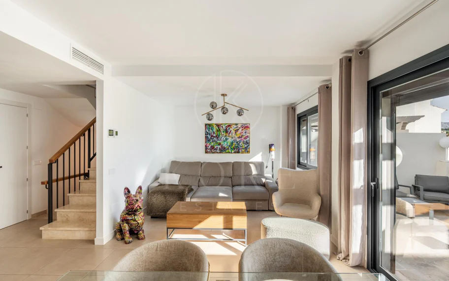 Wonderful three-bedroom townhouse located in the gated community of Agra Residencial, Estepona