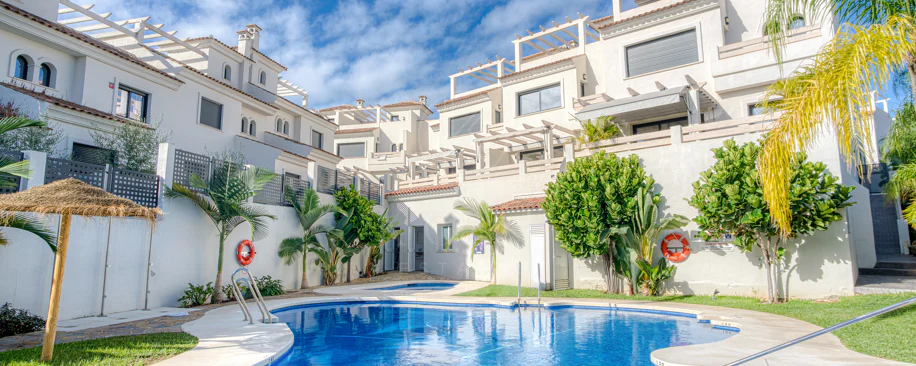 Wonderful three-bedroom townhouse located in the gated community of Agra Residencial, Estepona