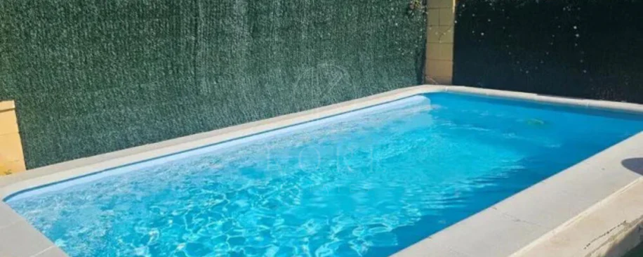 Adosado totalmente renovado con potencial de expansión en Riviera Beach, Cancelada