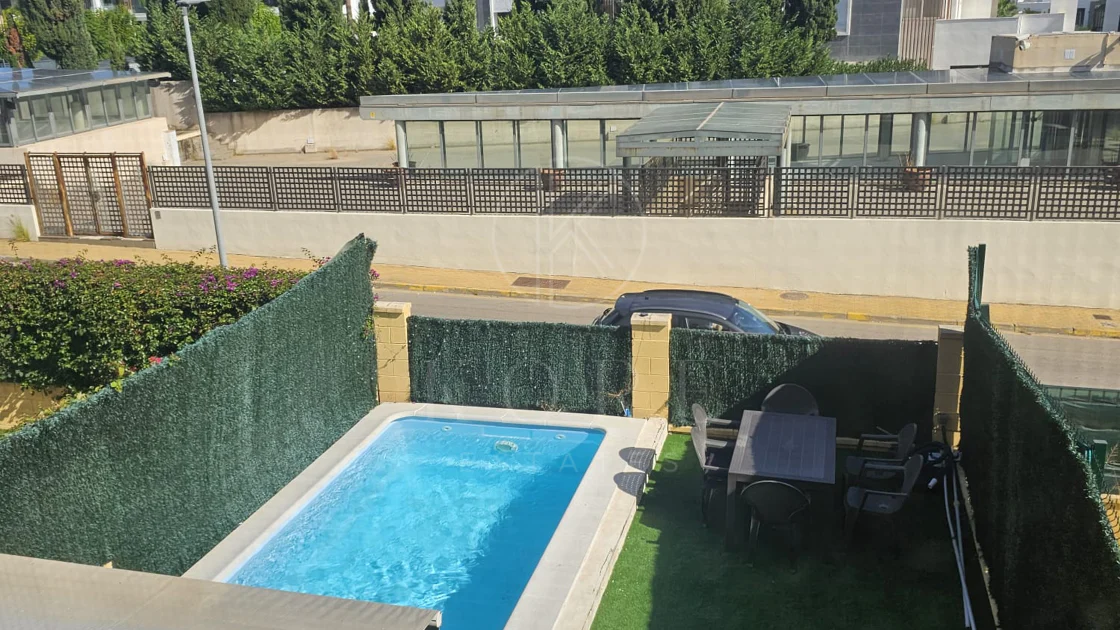 Adosado totalmente renovado con potencial de expansión en Riviera Beach, Cancelada