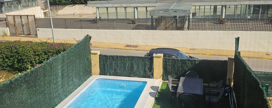 Adosado totalmente renovado con potencial de expansión en Riviera Beach, Cancelada