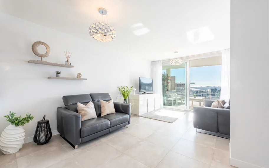 Stylish 2 bedrooms apartment with terrace and sea views in Panoramica, El Higueron
