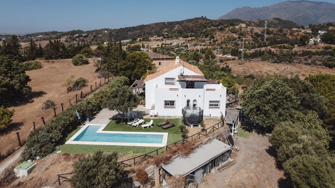 Villa for sale in Estepona