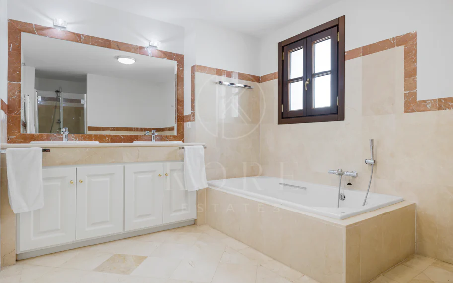Town House for sale in La Heredia, Benahavis