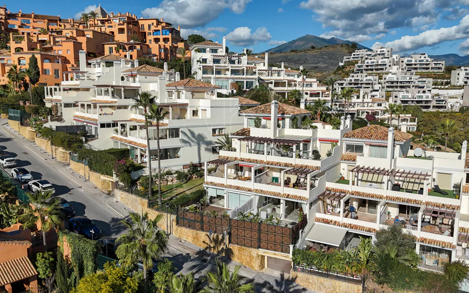 Renovated 3 Bedroom Apartment with sea & mountain views in Nueva Andalucía