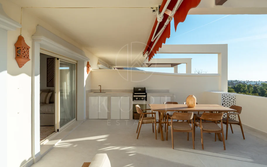 Renovated 3 Bedroom Apartment with sea & mountain views in Nueva Andalucía