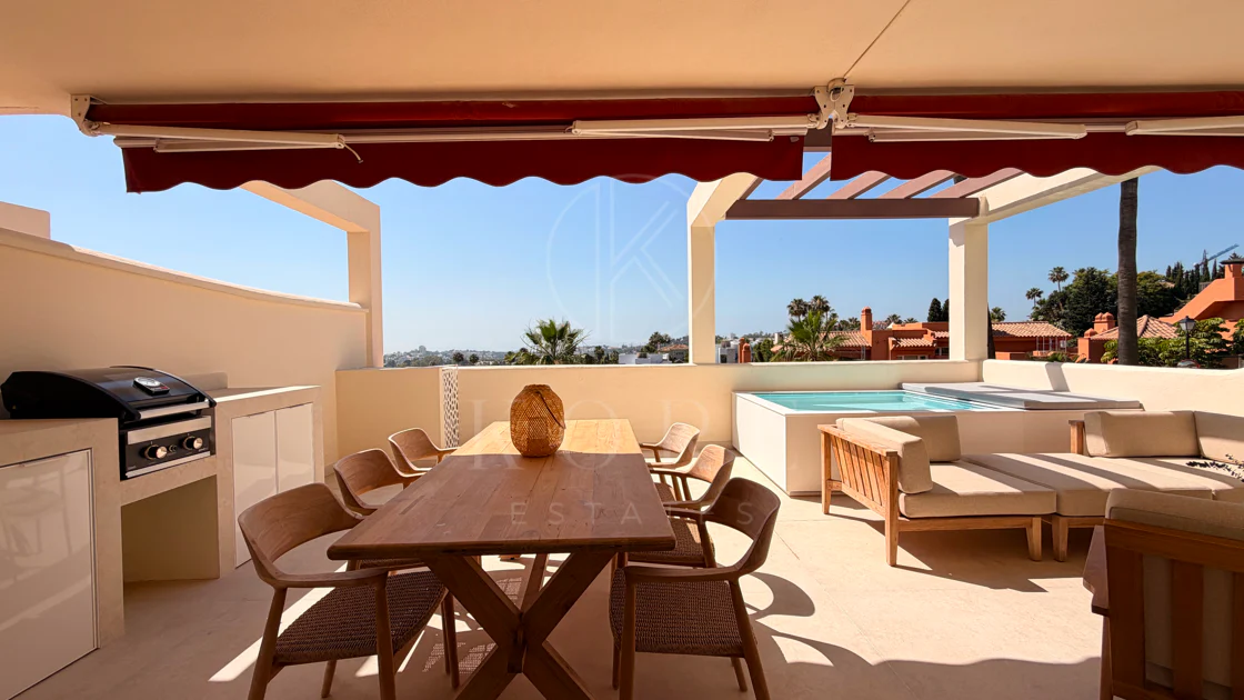Renovated 3 Bedroom Apartment with sea & mountain views in Nueva Andalucía