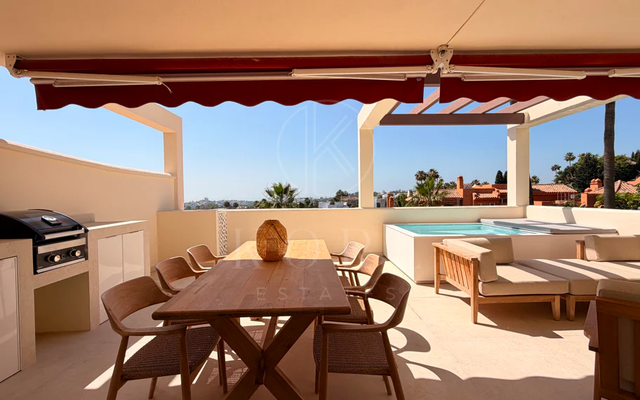 Renovated 3 Bedroom Apartment with sea & mountain views in Nueva Andalucía