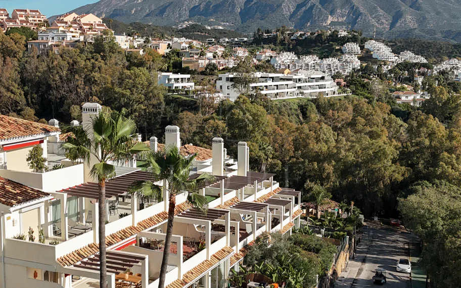 Renovated 3 Bedroom Apartment with sea & mountain views in Nueva Andalucía