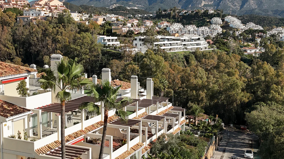 Renovated 3 Bedroom Apartment with sea & mountain views in Nueva Andalucía