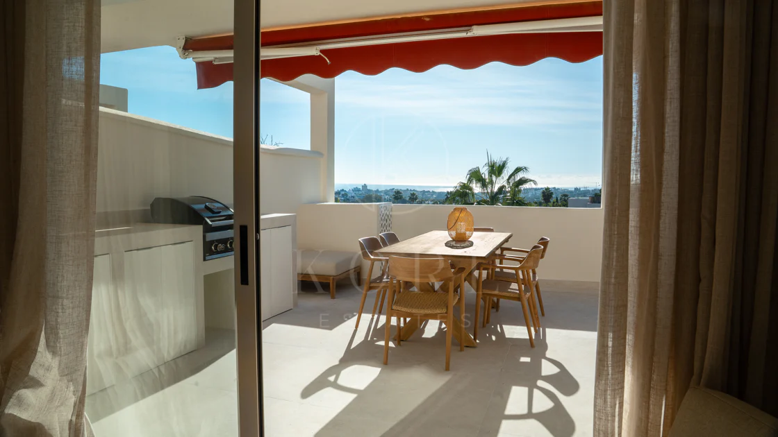 Renovated 3 Bedroom Apartment with sea & mountain views in Nueva Andalucía
