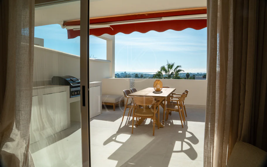 Renovated 3 Bedroom Apartment with sea & mountain views in Nueva Andalucía