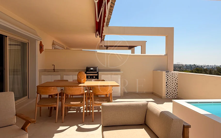 Renovated 3 Bedroom Apartment with sea & mountain views in Nueva Andalucía
