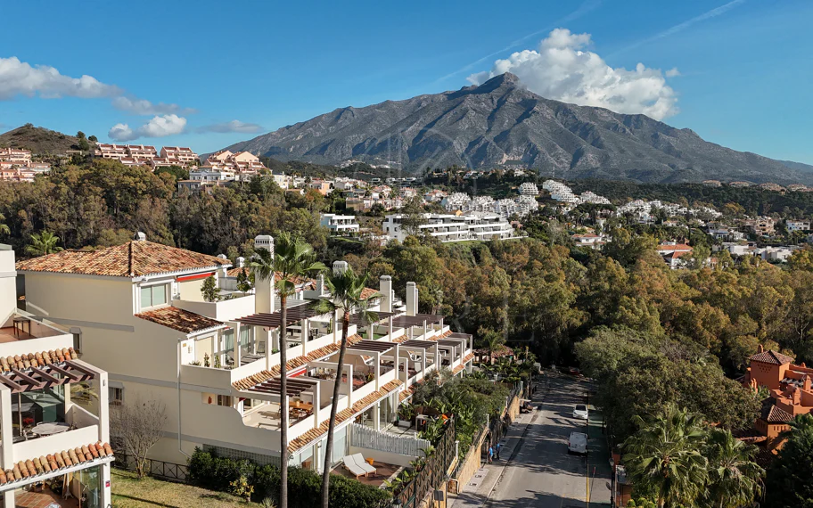 Renovated 3 Bedroom Apartment with sea & mountain views in Nueva Andalucía