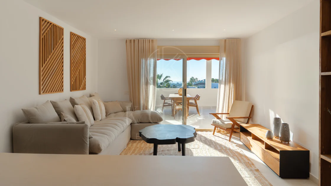 Renovated 3 Bedroom Apartment with sea & mountain views in Nueva Andalucía