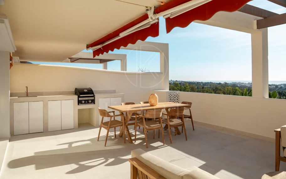 Renovated 3 Bedroom Apartment with sea & mountain views in Nueva Andalucía