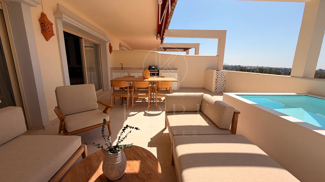 Renovated 3 Bedroom Apartment with sea & mountain views in Nueva Andalucía