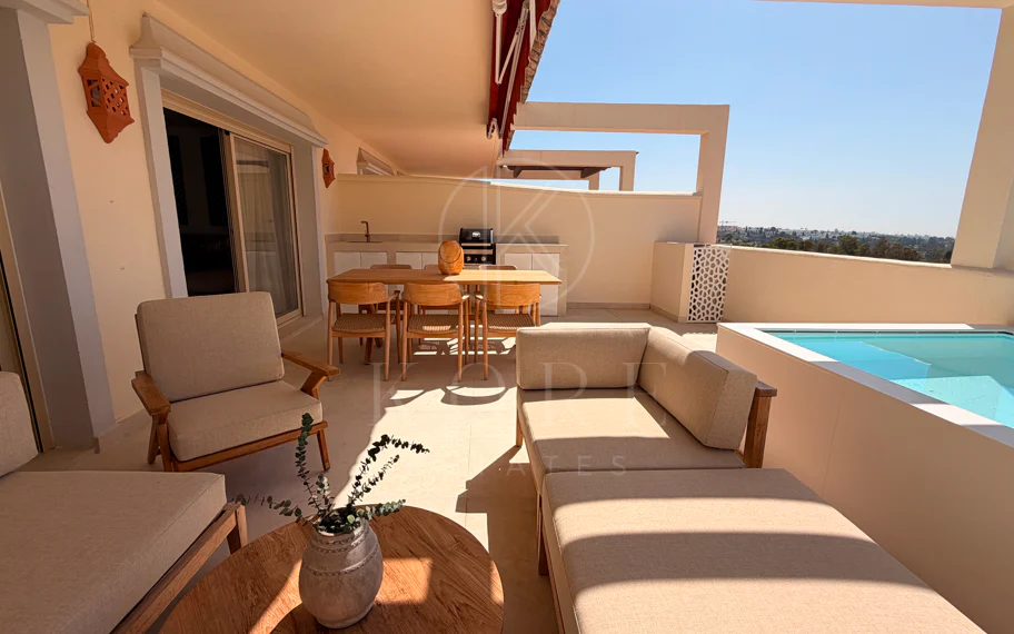 Renovated 3 Bedroom Apartment with sea & mountain views in Nueva Andalucía