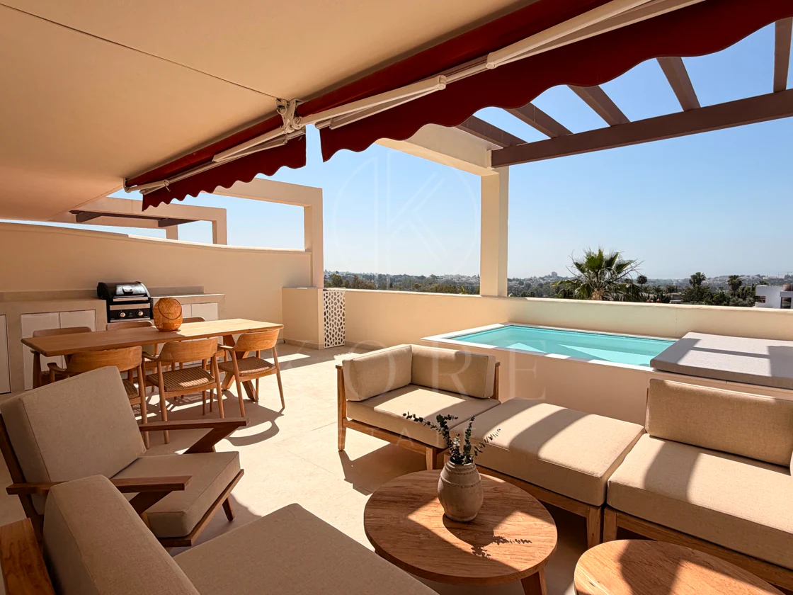 Apartamento de 3 Dormitorios recién reformado con vistas al mar y la montaña en Nueva Andalucia