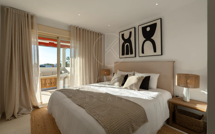 Renovated 3 Bedroom Apartment with sea & mountain views in Nueva Andalucía